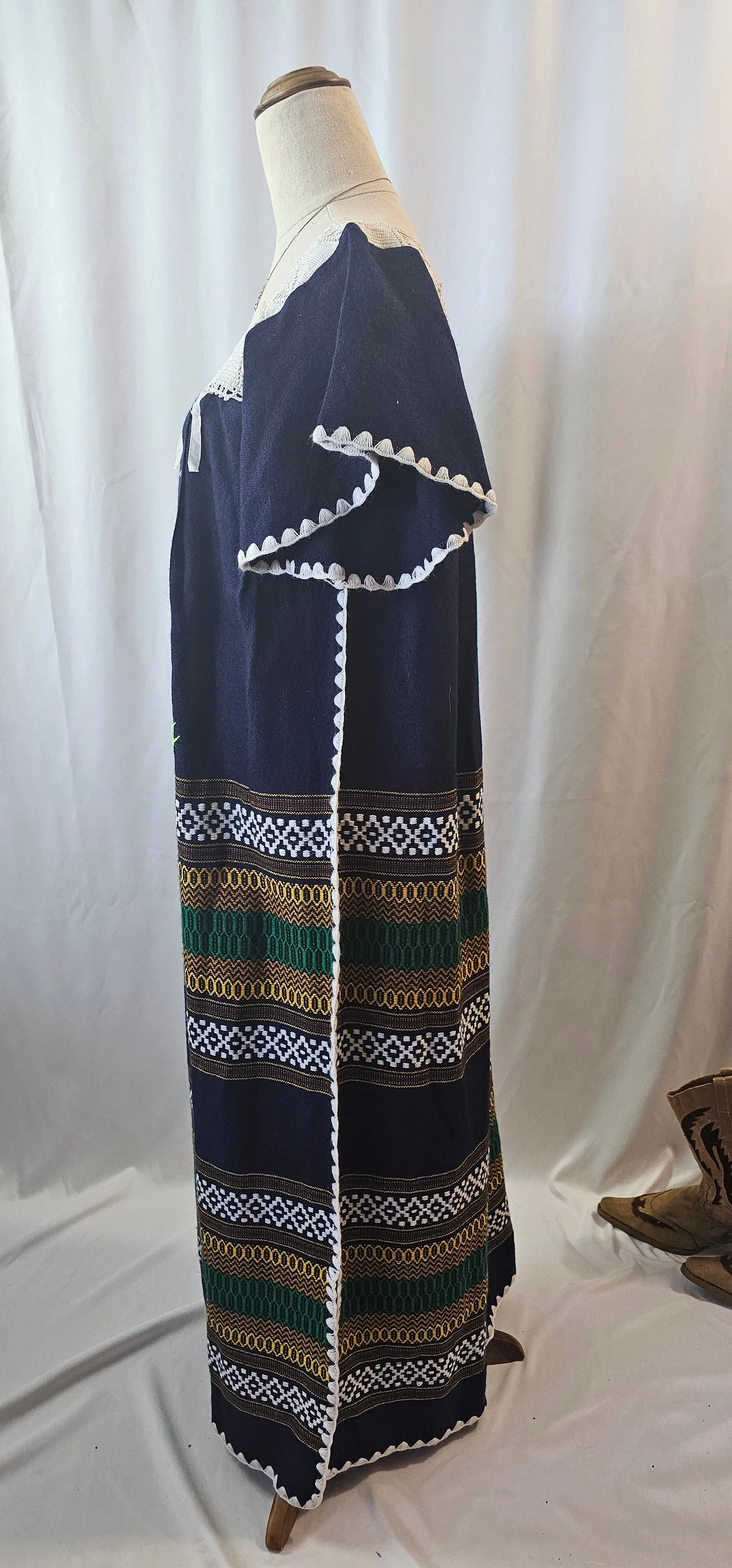 Embroidered Crochet yoke Equador dress Sz M 10/12