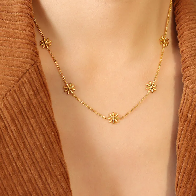 Enchanting Daisy Titanium Necklace from Planderful Collection