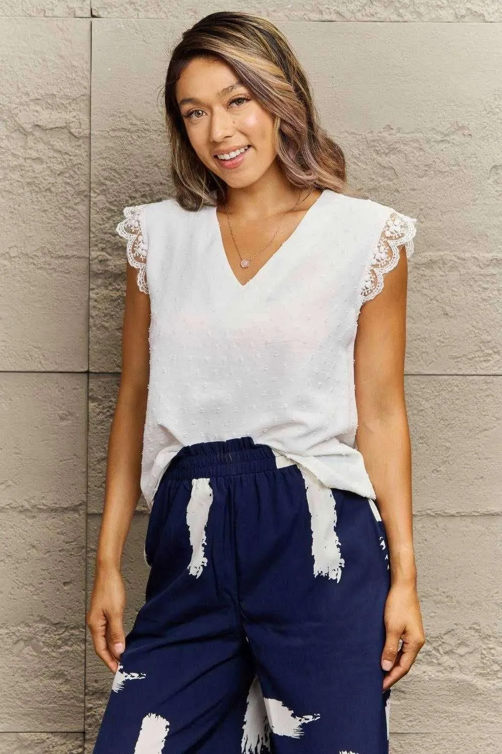 V-Neck Lace Trim Tank Top - Stylish Casual Wear