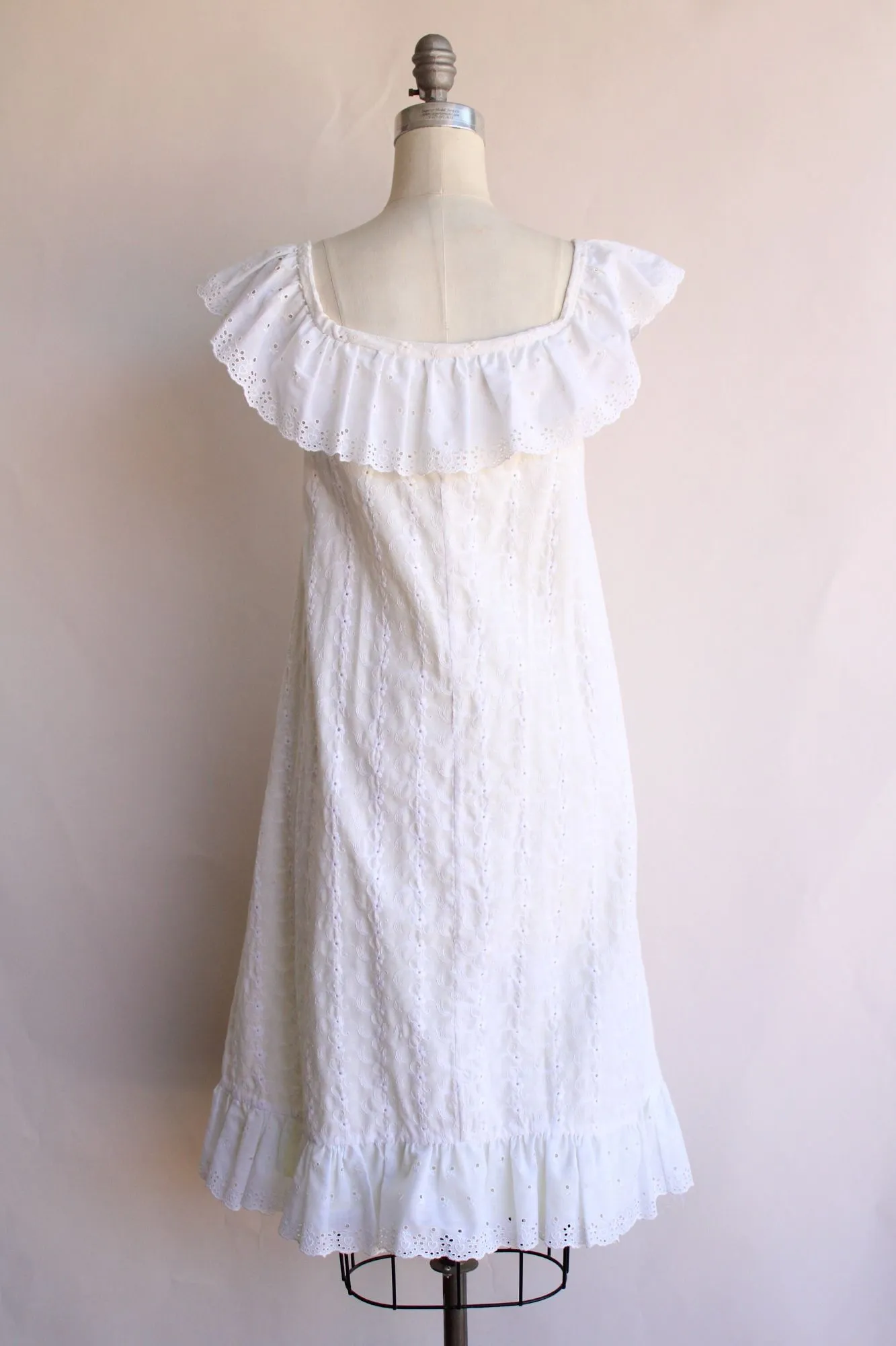 Vintage 1970s 1980s White Eyelet Dress in Embroidered Floral with Yellow Lining