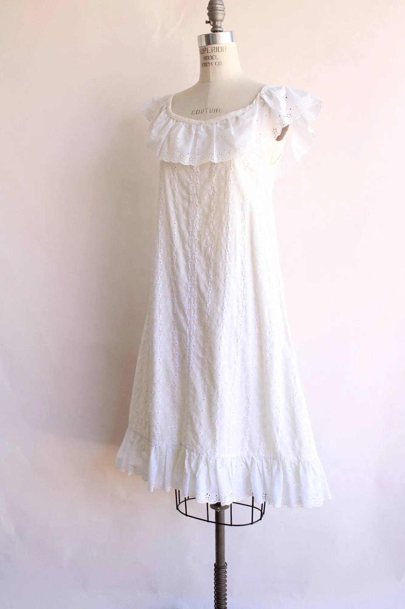 Vintage 1970s 1980s White Eyelet Dress in Embroidered Floral with Yellow Lining